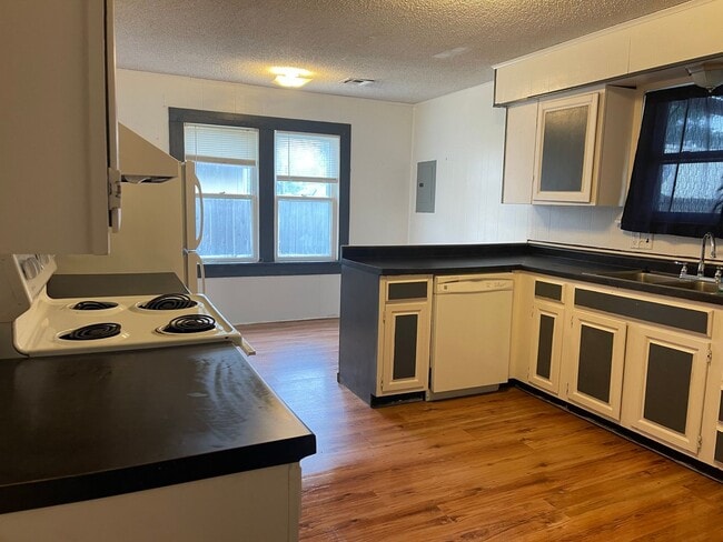 Building Photo - Nice 3 Bedroom 1 Bath in Humboldt!  Great location!