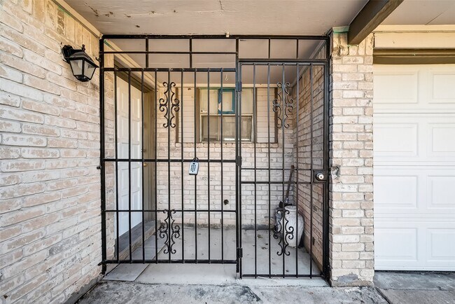 Building Photo - 4511 Bayou Vista Dr