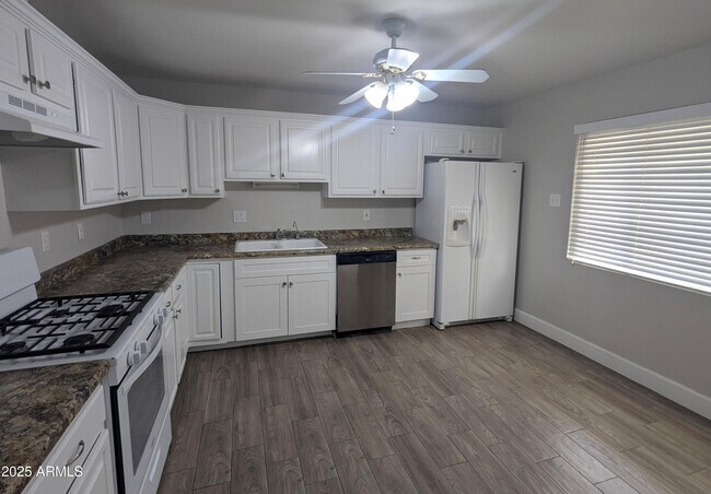 Foto del edificio - 8127 E Mitchell Dr