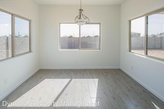 Foto del edificio - 5727 E Rolling Ridge Rd