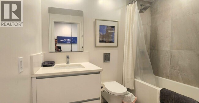 Building Photo - 180 E 2nd Ave