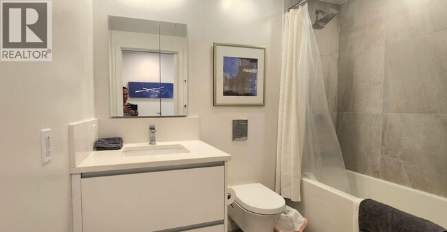 Building Photo - 180 E 2nd Ave