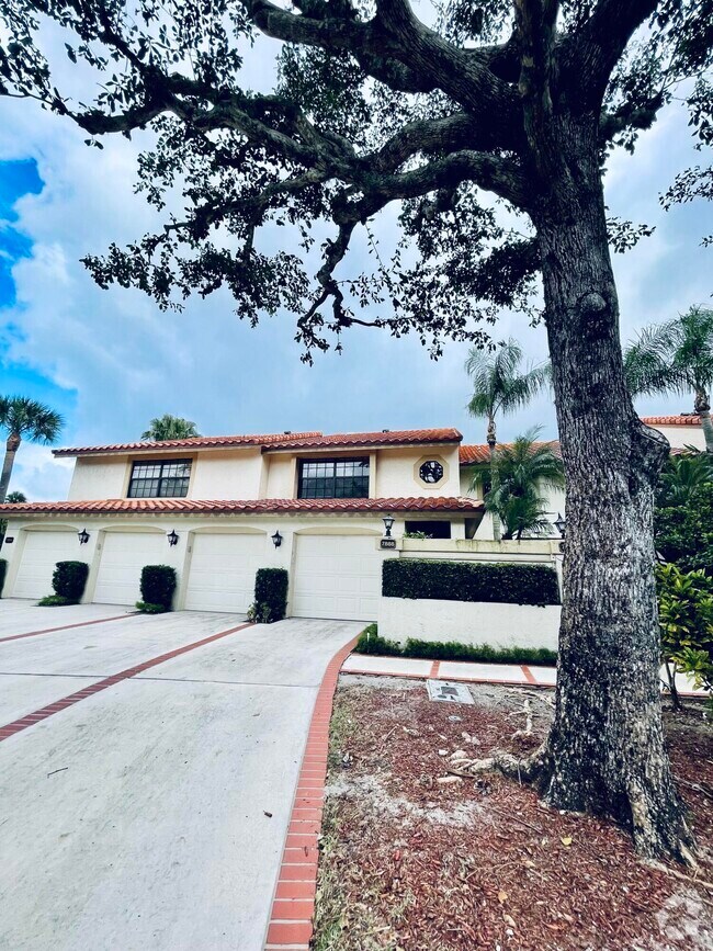 Boca Rio North Apartments for Rent with a Garage Boca Raton, FL 5 Rentals