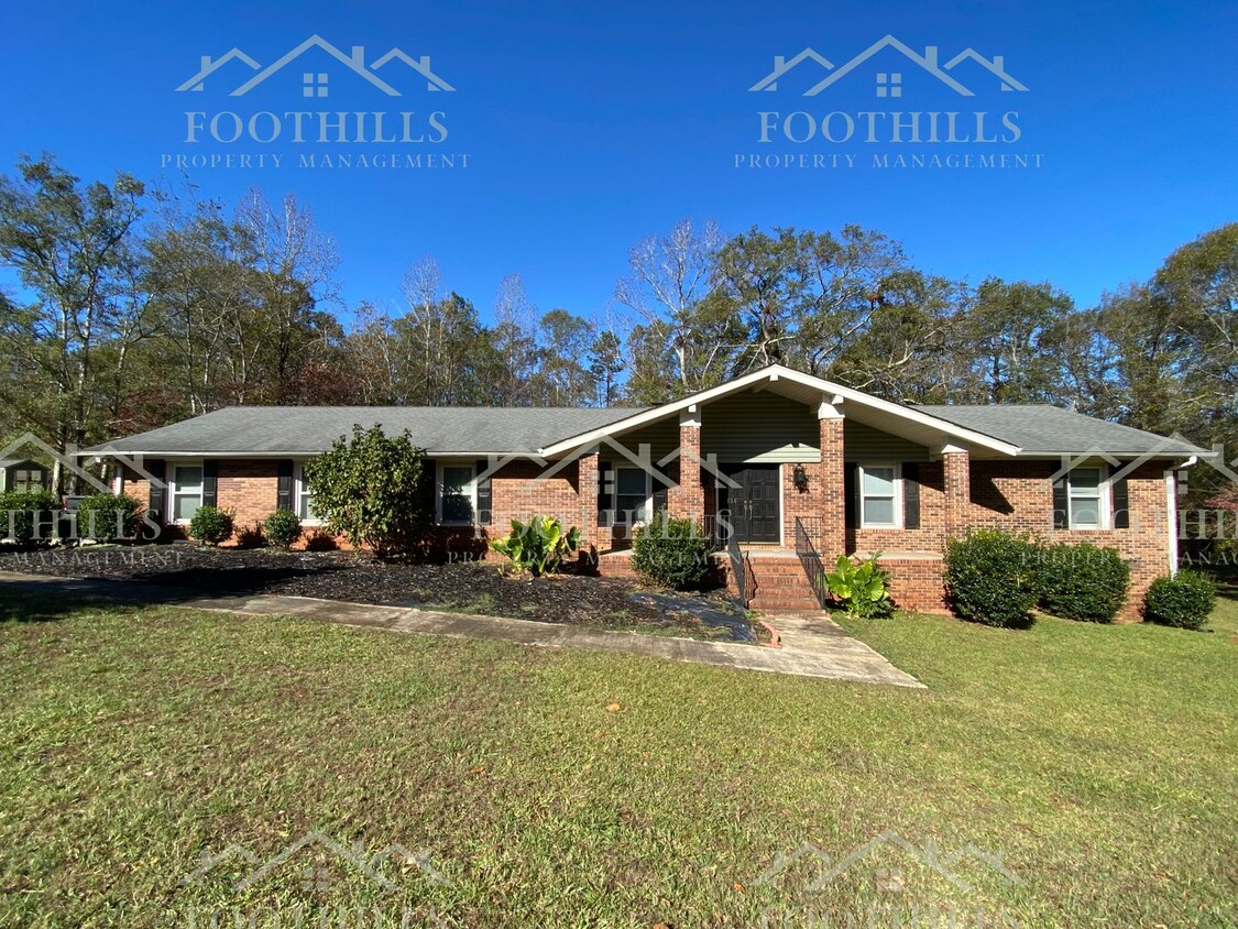 Foto principal - Quaint 3-Bedroom Brick Ranch with Custom T...