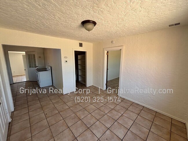 Building Photo - 835 W Tipton Dr