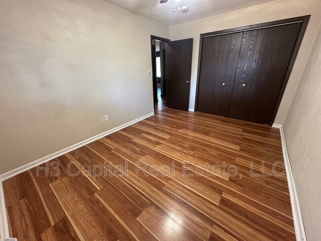 Foto del edificio - 109 E Poos Dr