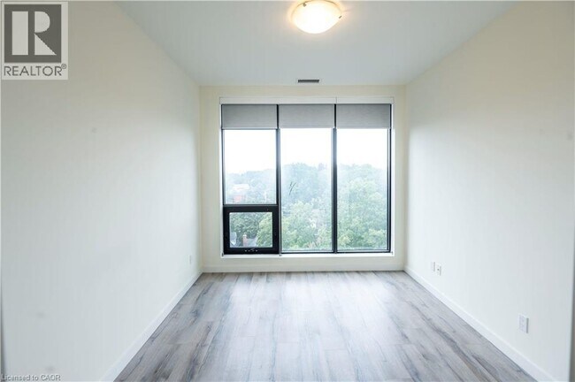 Photo du bâtiment - 690 King St W