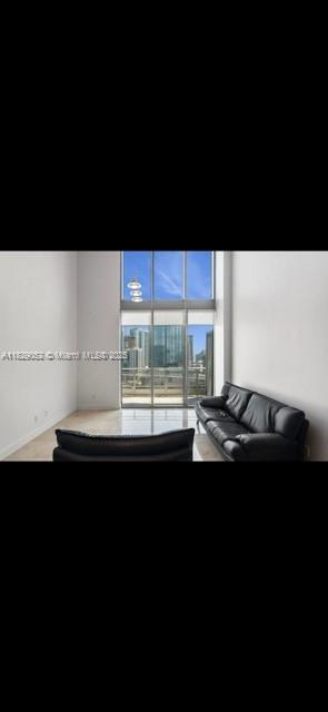 Foto principal - 690 SW 1st Ct
