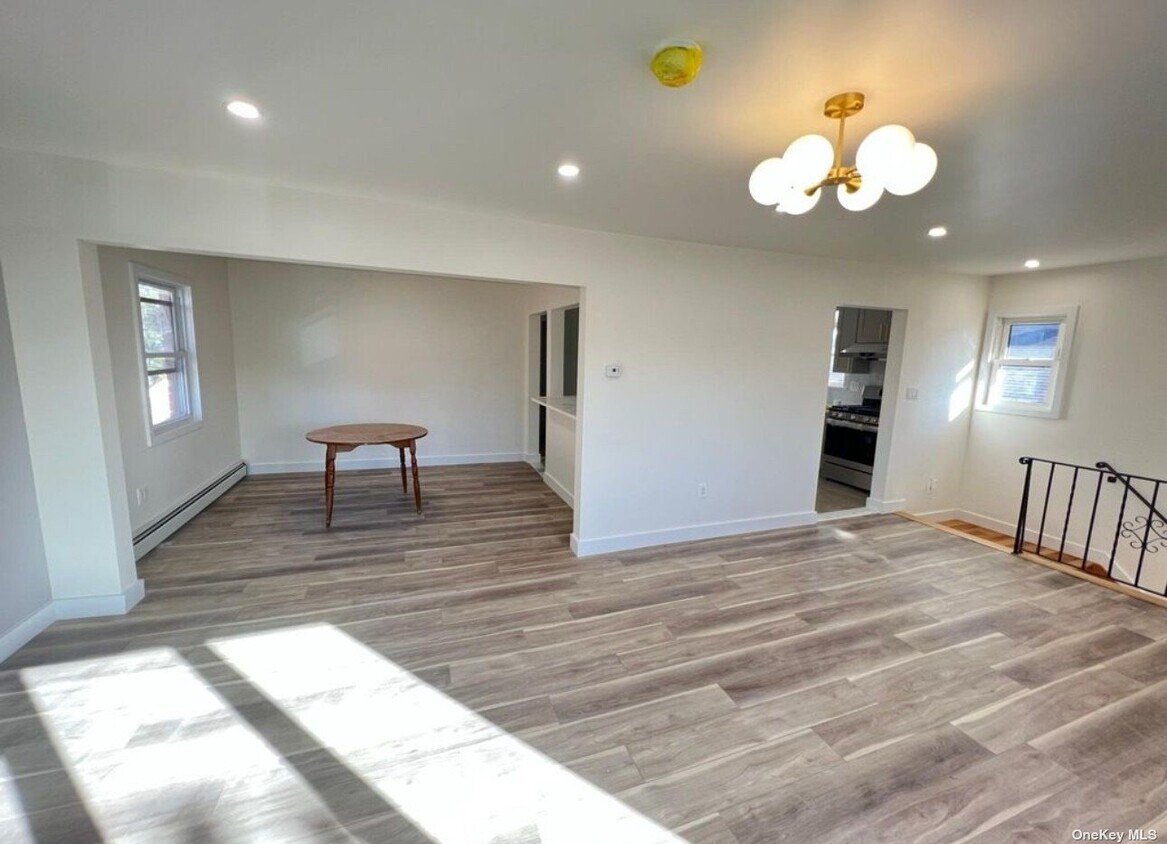 Building Photo - 66-31 73rd Pl