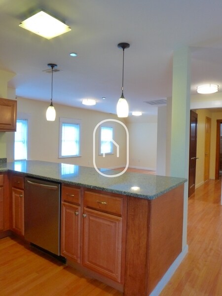 Building Photo - 21 Bentley St