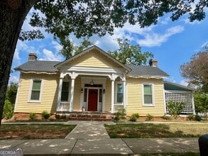 Building Photo - 306 N 6th St
