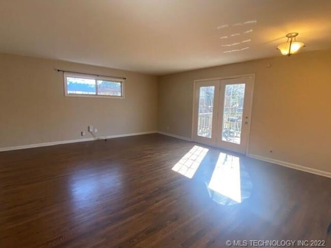 Building Photo - Mid-town Gem where comfort meets convenien...