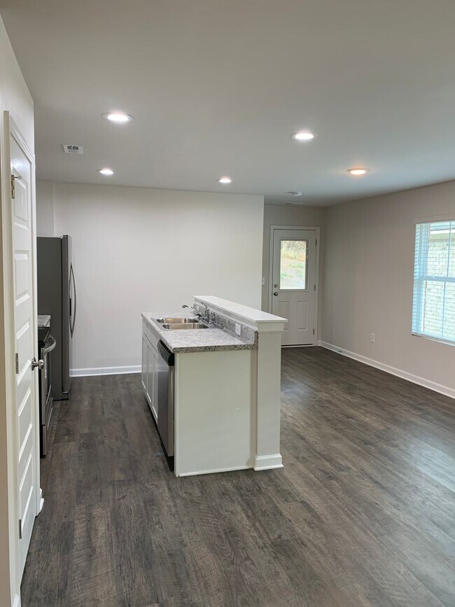 Foto del edificio - Quiet Three Bedroom | Two Bathroom Home in Kilpatrick Landing!