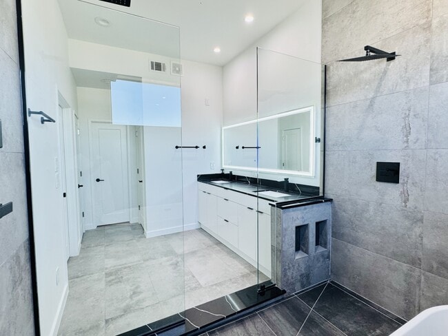 Foto del edificio - 525 Memorial Heights Dr