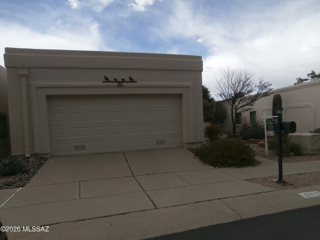 Building Photo - 870 W Calle de Emilia