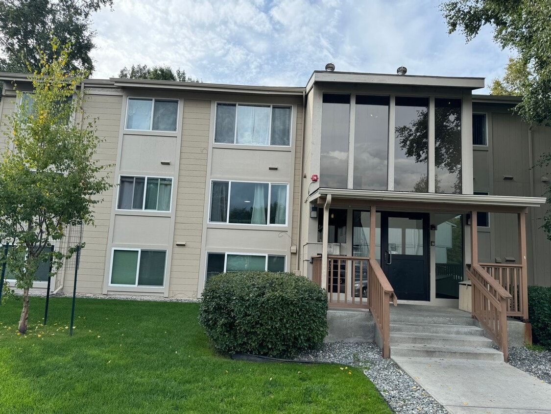 Primary Photo - Bottom floor unit close to airport