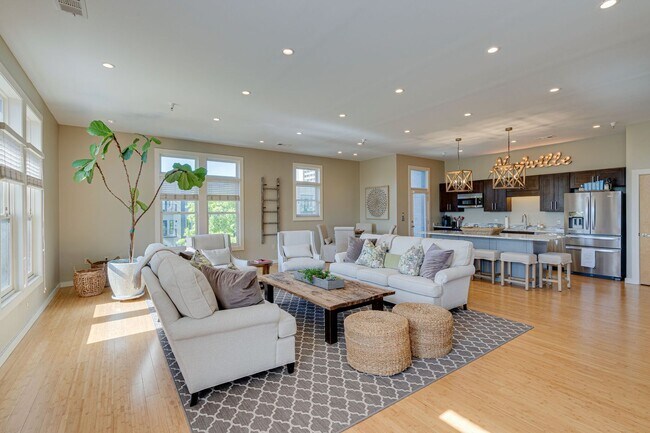 Foto del edificio - Stunning 3BR/2.5BA Condo in Prime Belmont/...