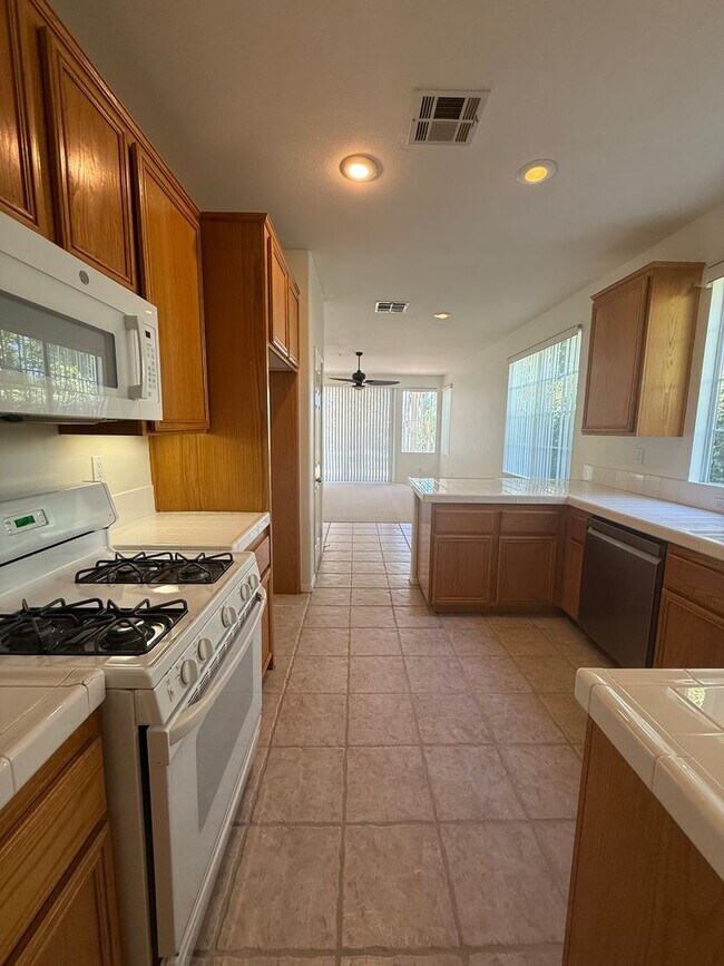 Foto del edificio - 3 bed, 2 1/2 bath home in gated Wood Ranch...