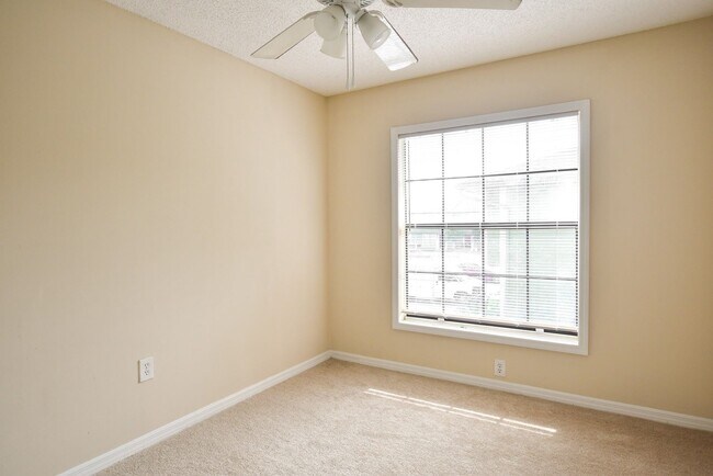 Building Photo - 3 br, 2.5 bath House - 3372 River View Way...