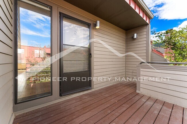 Building Photo - Charming condo with Central AC!