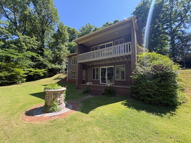 Foto del edificio - Large Lakefront Home Minutes from Downtown Greenville!