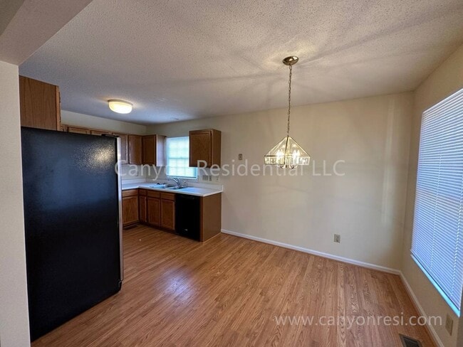 Building Photo - Beautiful 3b, ready to move in!