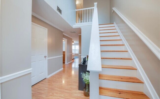 Building Photo - 102 Ravenwood Ln