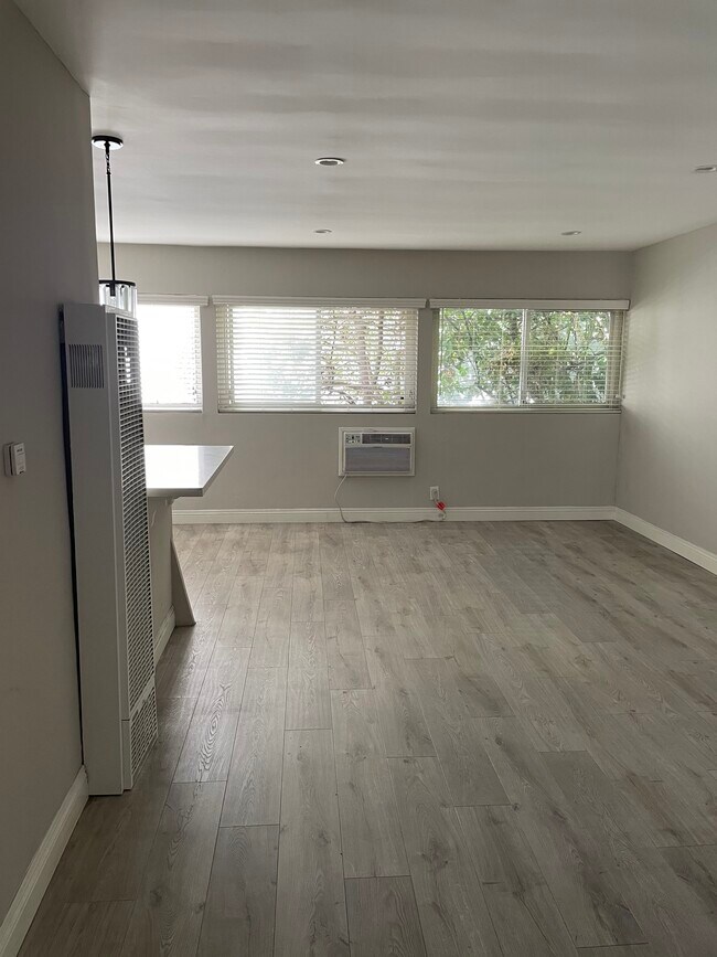 Foto del edificio - 1736 N Sycamore Ave