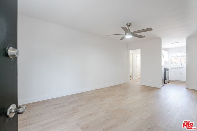 Building Photo - 845 S Kenmore Ave