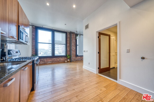 Building Photo - 460 S Spring St