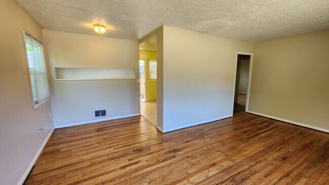 Building Photo - Updated, Close-in 2 Bedroom East Moreland ...