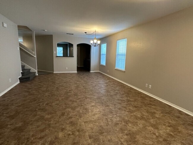 Building Photo - READY FOR MOVE IN- HUGE OVER 3000 SQ FT