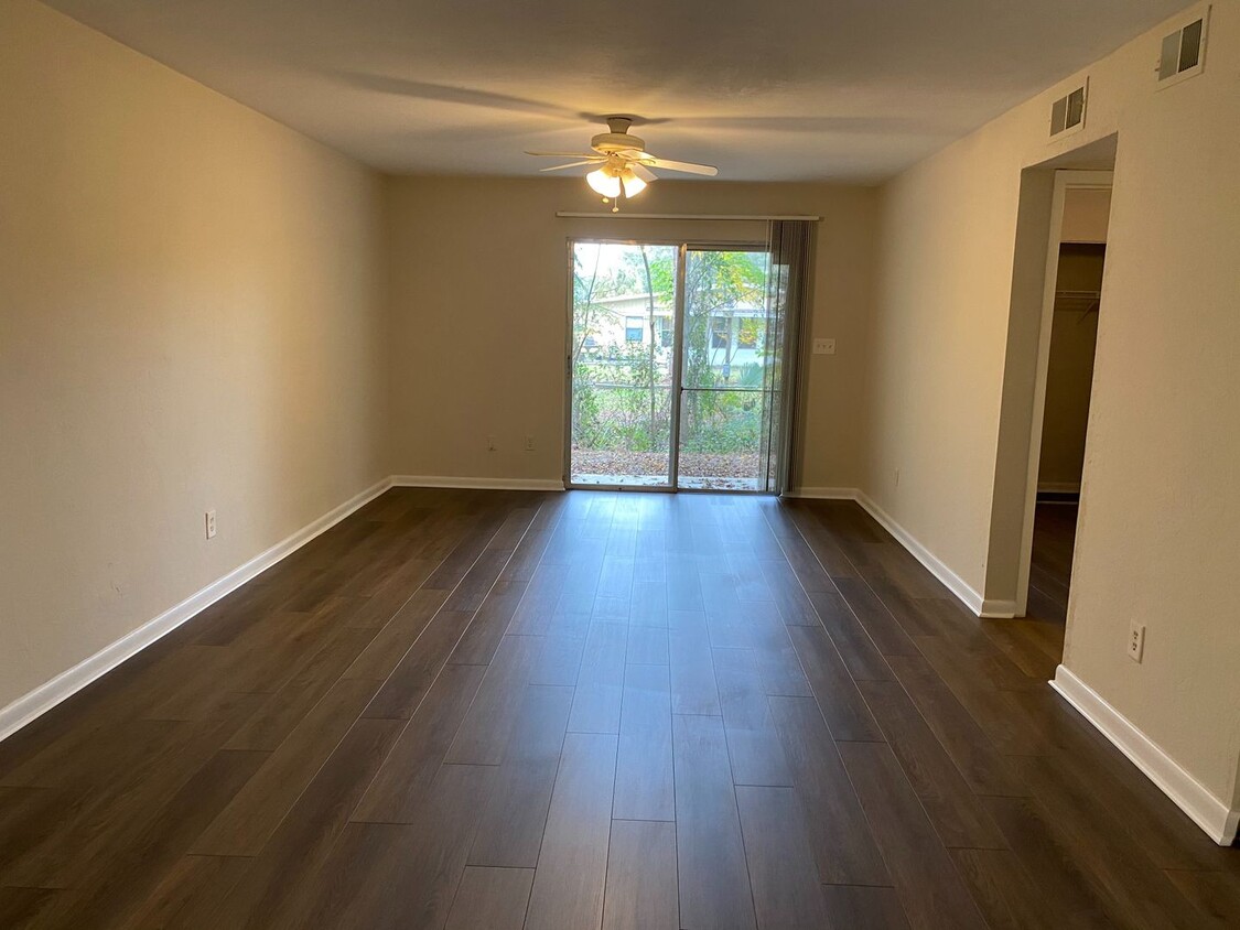 Primary Photo - 3/2.5 Recently updated townhouse close to ...