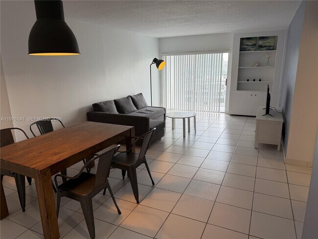 Foto del edificio - 400 Kings Point Dr