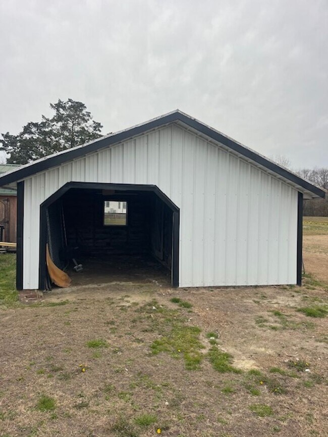 Building Photo - Country Living