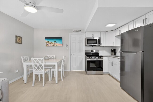 Foto del edificio - 2305 Tamarind Dr