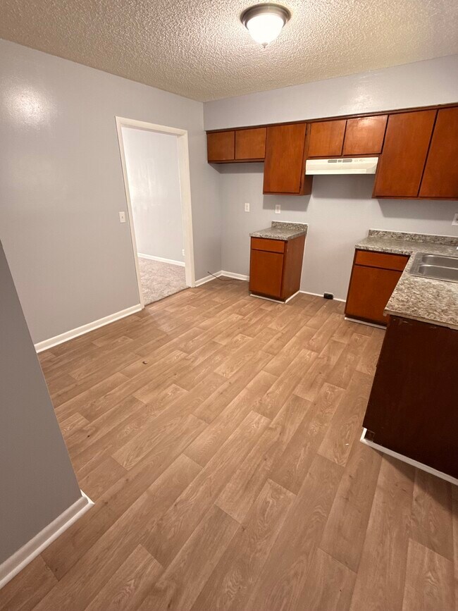 Building Photo - 305 Hawk View Ct