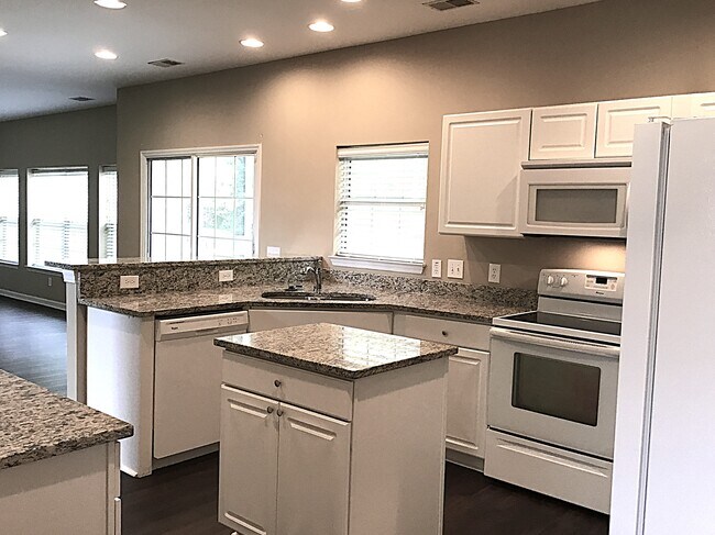 Foto del edificio - 729 Bent Hickory Rd