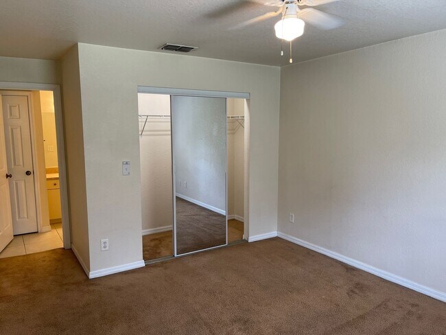 Building Photo - 2 Bedroom/2 Bathroom Apartment