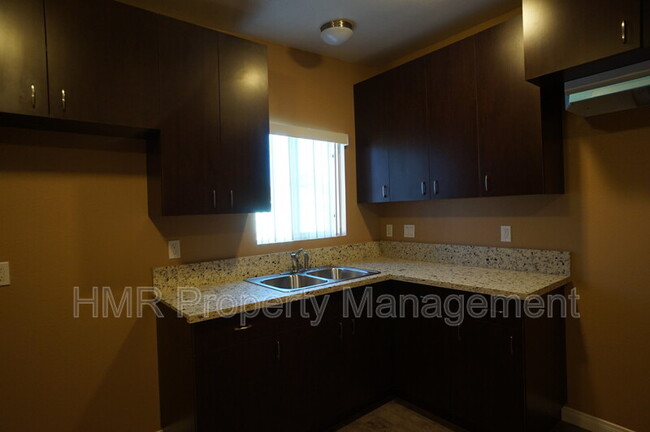 Foto del edificio - 10823 Elliott Ave