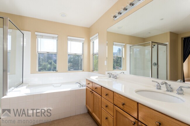 Foto del edificio - 2418 Fallbrook Pl