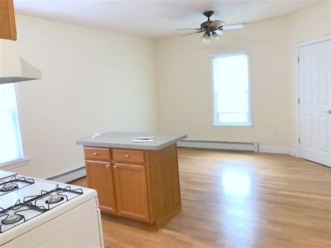 Building Photo - 389 Columbia St