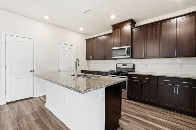 Foto del edificio - GREAT HOME IN LAKEVIEW RIDGE IN GROWING FUQUAY-VARINA