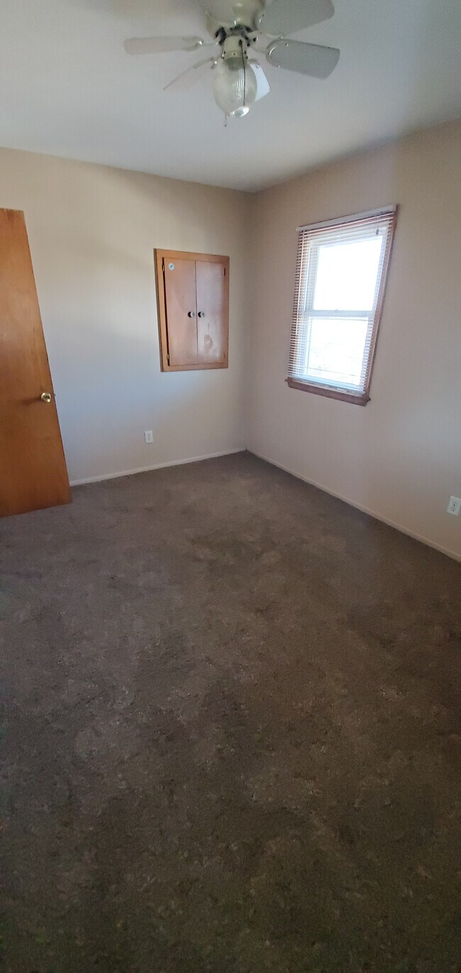 Building Photo - 1035 Peters Pl