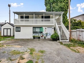 Building Photo - 221a Cedar Ave