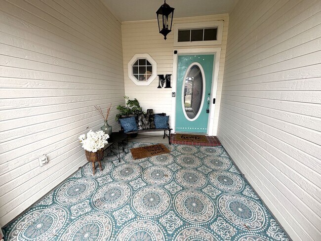 Building Photo - 4 BEDROOM ONLY 7 MILES FROM BARKSDALE AIR FORCE BASE