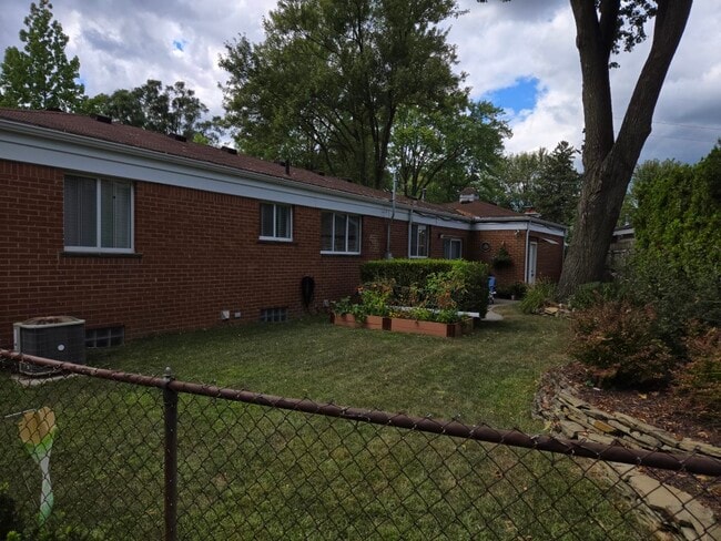 Foto del edificio - 1216 Sycamore Dr