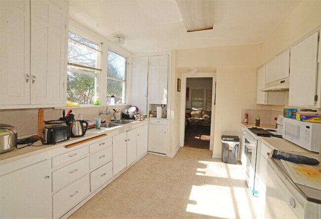 Building Photo - 5 bed/3 bath and 3 kitchen house in West U...