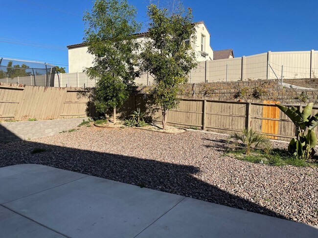 Foto del edificio - Spacious 4 bedroom, 3 bath home located on...