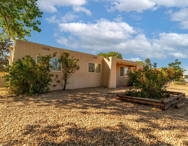 Building Photo - Newly Remodeled Single Level Home Availabl...